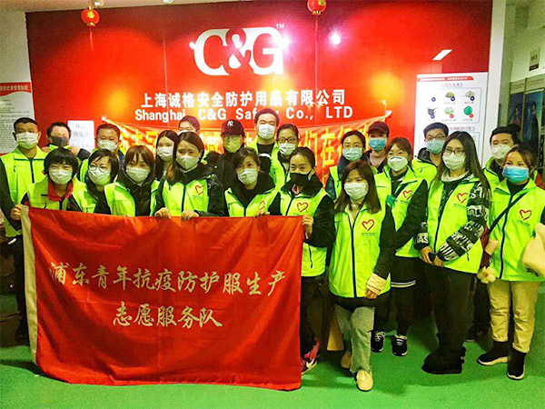 攜手戰(zhàn)“疫”，逆風而上，上海志愿者助力抗疫防護服生產(chǎn)