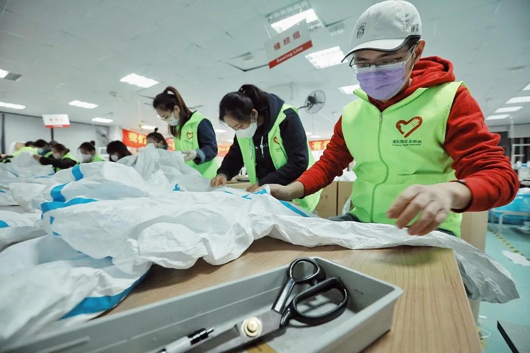 2.jpg這些“守護(hù)者”們?cè)谏虾Ｕ\格干了件大事！——20天，750人次，經(jīng)手近4萬件防護(hù)服！